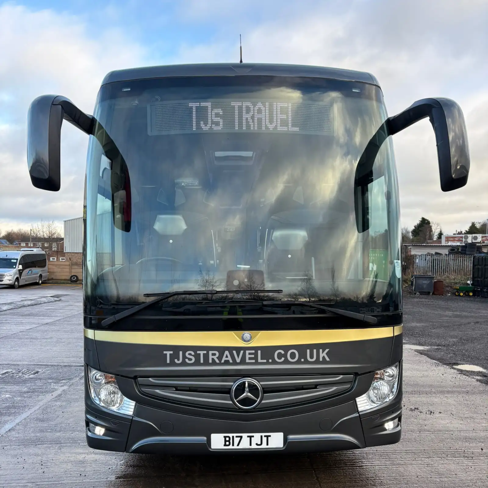 Team Coach VIP 38 Seater Front External